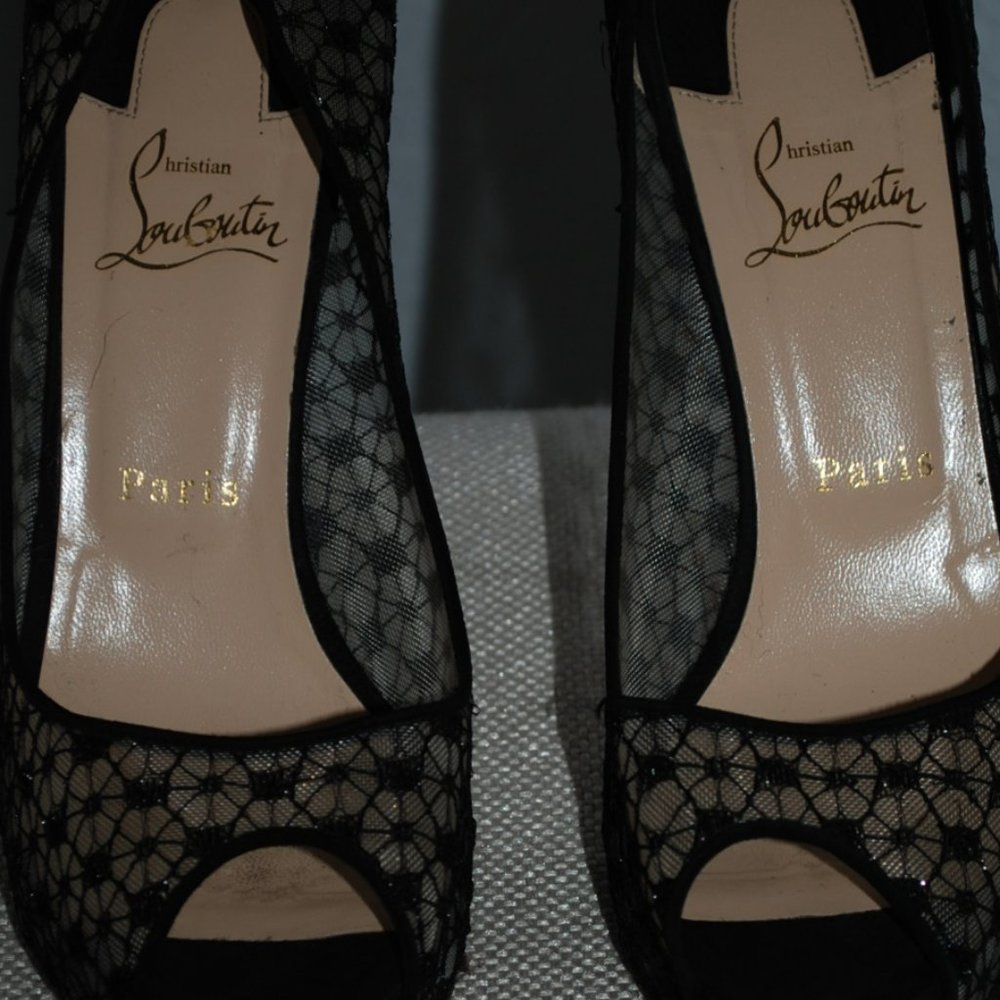 CHRISTIAN LOUBOUTIN - VERY LACE PLATFORM PUMPS - Picture 2 of 12